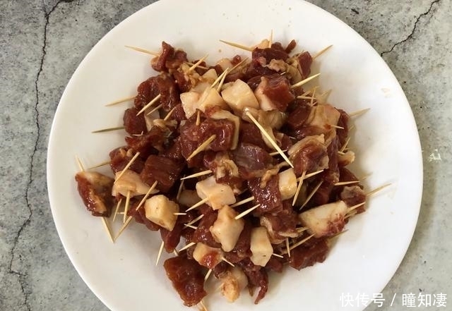 后我们|中秋晒出给小朋友的零食,网友:这没时间做熊孩子了,全在吃呢