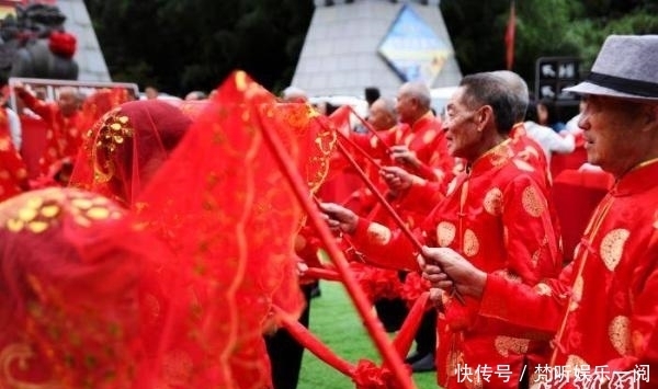 补办|执子之手 与子偕老：28对金婚老人补办婚礼弥补遗憾