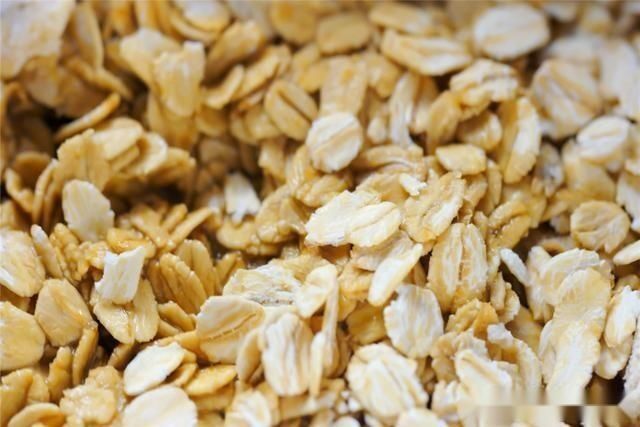  冲泡|麦片不仅能冲泡，放入两个鸡蛋做成饼，早餐吃它健康又美味