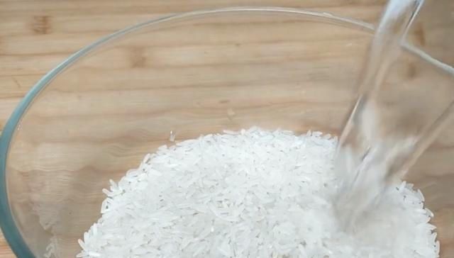 熬粥|大米中加2个鸡蛋,不熬粥不煮饭,筷子一搅,出锅比面包还好吃