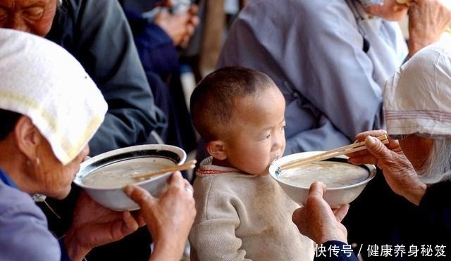 困惑|在东北吃饭的困惑,小伙点两个菜要吃一天,只因东北菜太豪气了