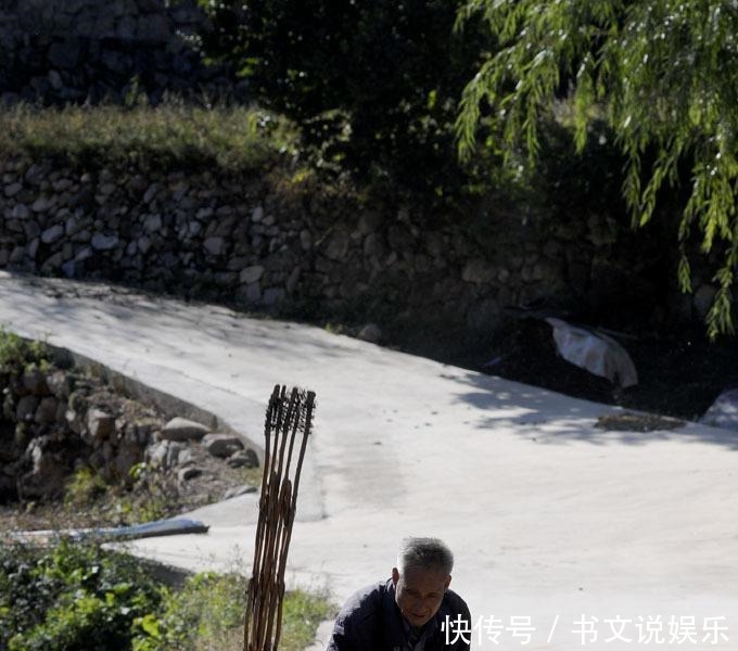 山里|秦岭山里63岁老人河里洗衣服、路边打豆子,老伴为啥不干活