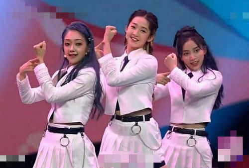 参加|创3选手参加618晚会,死亡灯光下希林显黑,只有张艺凡抗住了