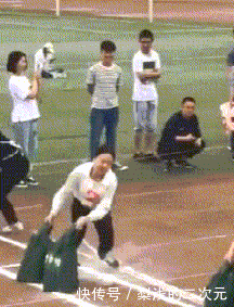 误会|妹子,你的外套是画上去的么,真是个性呀,离远看还真容易误会呢