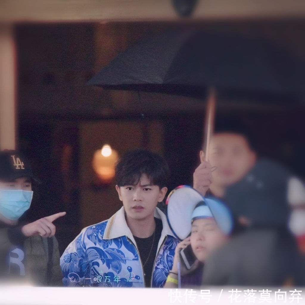 行走|200829 哥哥上班迅速适应入冬模式 穿成行走的“青花瓷”是清爽大可爱