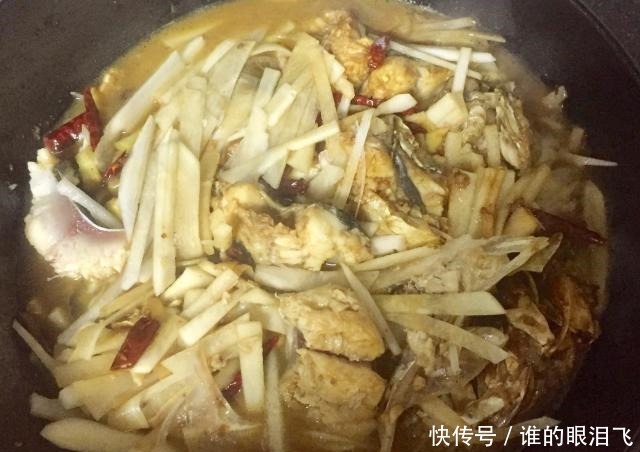 加上|天凉了,我们乡下人喜欢用白鲢鱼加上它炖,端上桌再多也要吃完