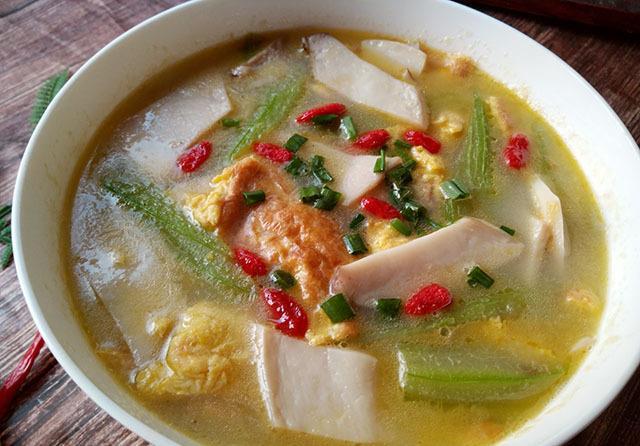  分钟|大热天适合煮这汤，5分钟做好，菜鲜汤白不输骨汤，每人喝两碗