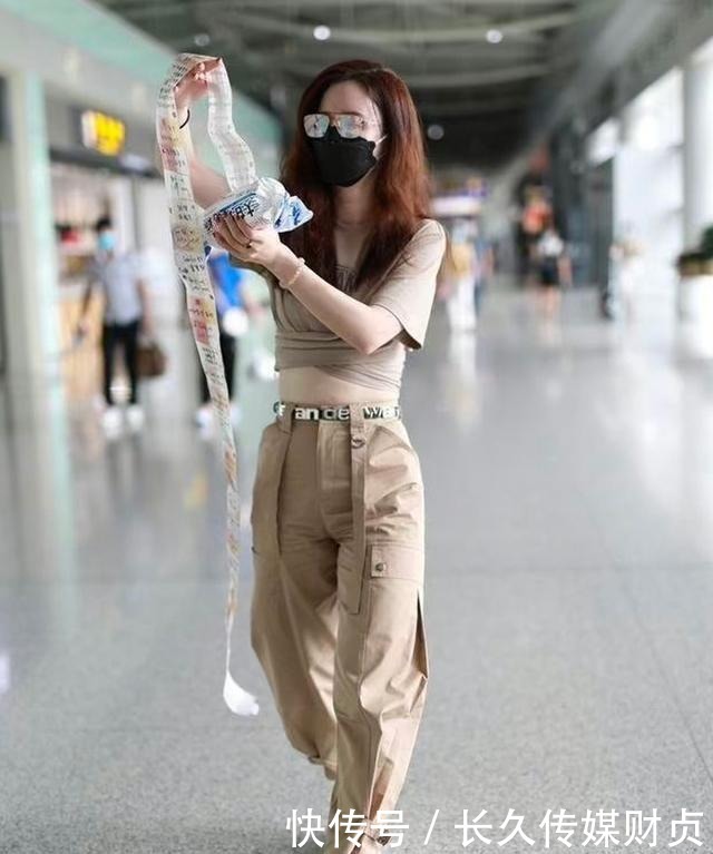 短衫|张萌真当自己是造型师?工装裤剪成破洞款,配短衫暴露多肉身材