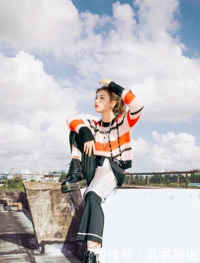 终于|杨超越终于放开了,穿黑降落伞裙变暗夜精灵,漫画腿太吸睛!