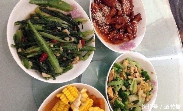上桌|大姨一家人都不吃肉,一个月伙食费却2000多,饭菜上桌我明白了