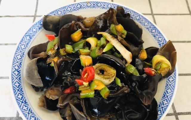 周末|宅在家的周末午餐,三口人4个菜,有肉有鱼有凉菜,好吃还解馋