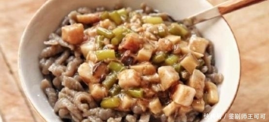  扔掉|不要扔掉剩下的面包屑，把它们和面粉混合，揉成豆子