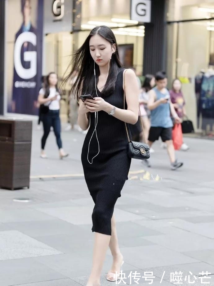 搭配|美女脚上搭配一双粉色系的高跟鞋,整体的搭配设计非常的清新甜美