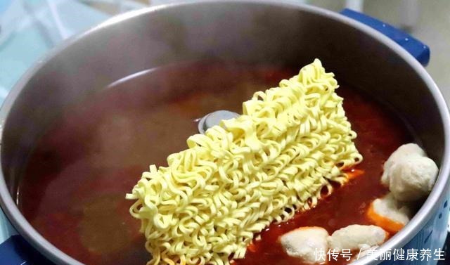 王源|没有听王源的劝,我也用火锅底料煮了一锅泡面,结果让我不知所措