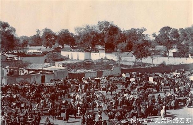 吃饭|一组照片看晚清:图三是蹲在门口吃饭的百姓,图四是带孩子的奶妈