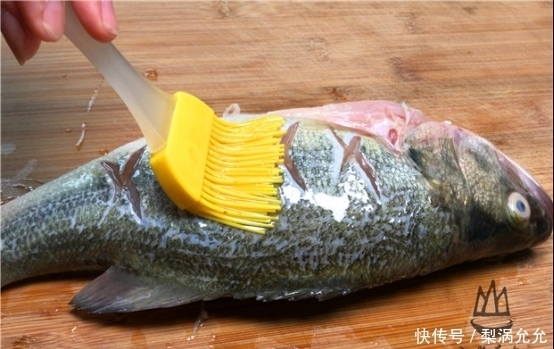 鲜嫩|不管做什么鱼,一定不能放盐和料酒,大厨教你一招,鲜嫩无腥味!