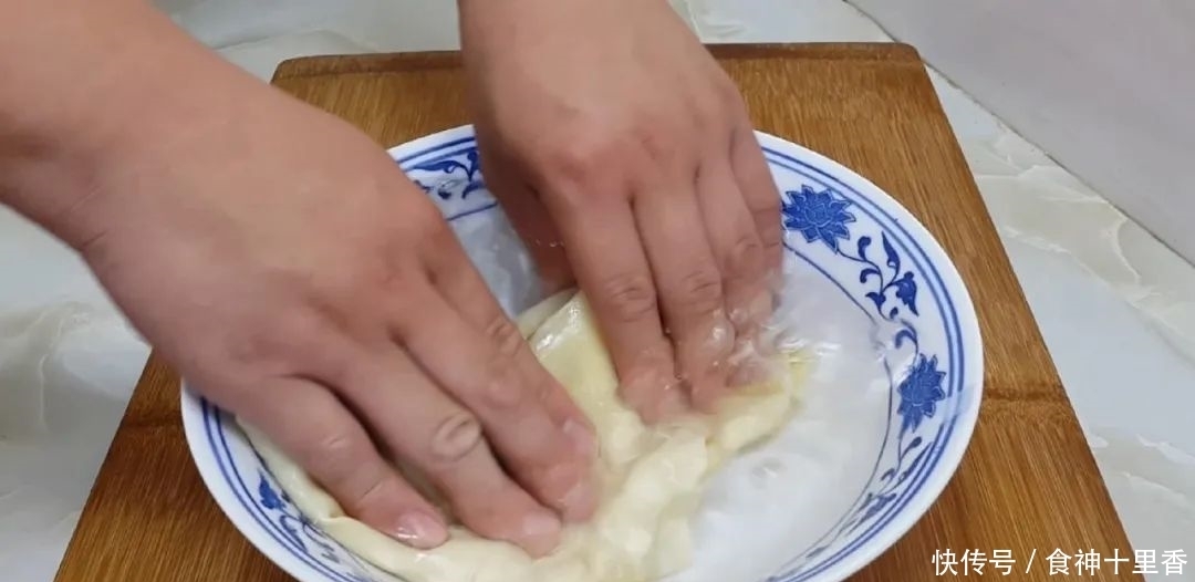  个个|糯米又出新吃法，加2把红枣，个个焦脆又软糯，出锅孩子抢着吃！