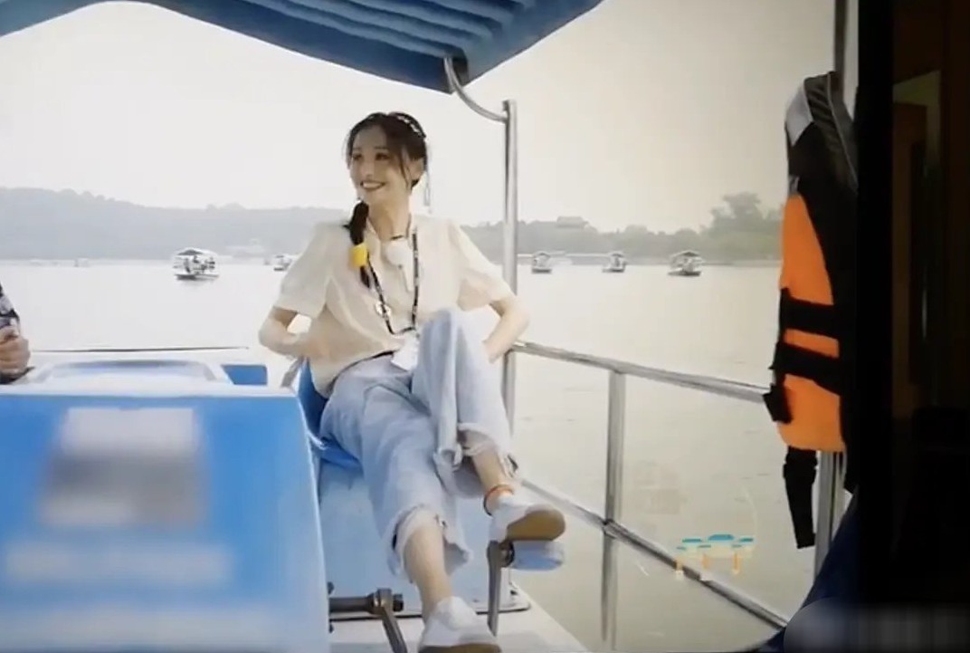 综艺|郑爽录制新综艺手机掉湖里,看到第一秒反应真的既心疼又好笑!