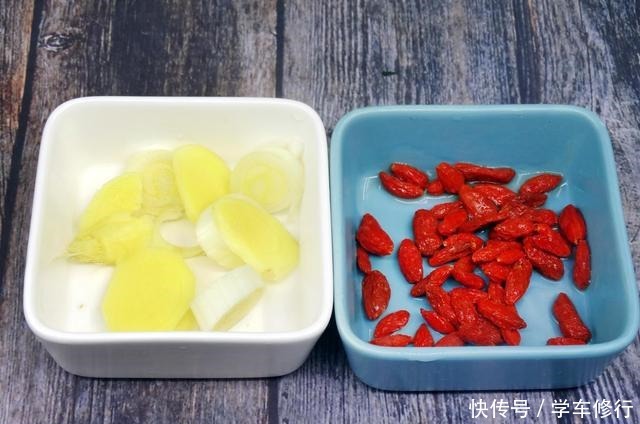 白色|煮鱼汤时,最忌直接加水炖,多加这一步,鱼汤奶白色特别鲜