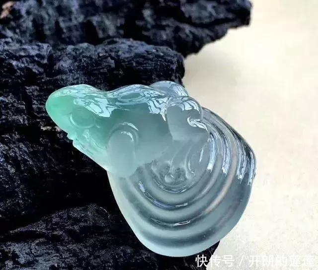 老大爷|老大爷嫌自己佩戴的翡翠水头不太好,用水一泡后,一看吓了一跳!