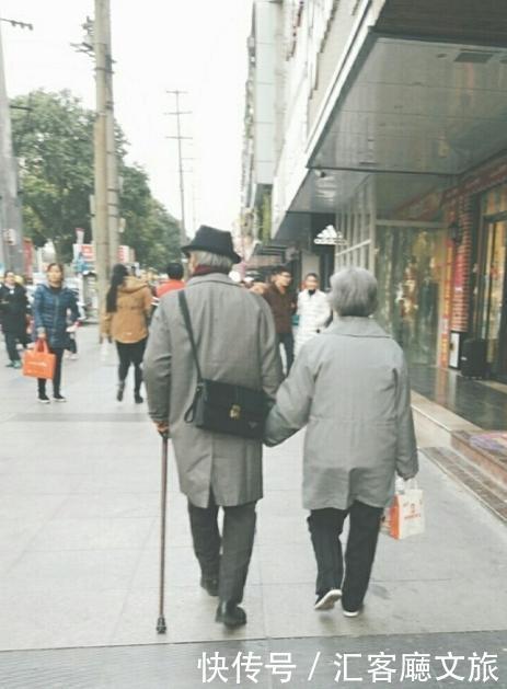  改成|69岁老人逃离城市，将报废飞机爆改成三室一厅山景房！