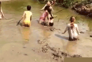 搞笑|搞笑GIF：我想知道这个是怎么开上去的？