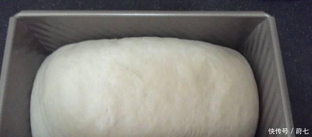  柔软|美食如此简单：一碗面粉一袋牛奶，教你在家做吐司，柔软拉丝有弹性！