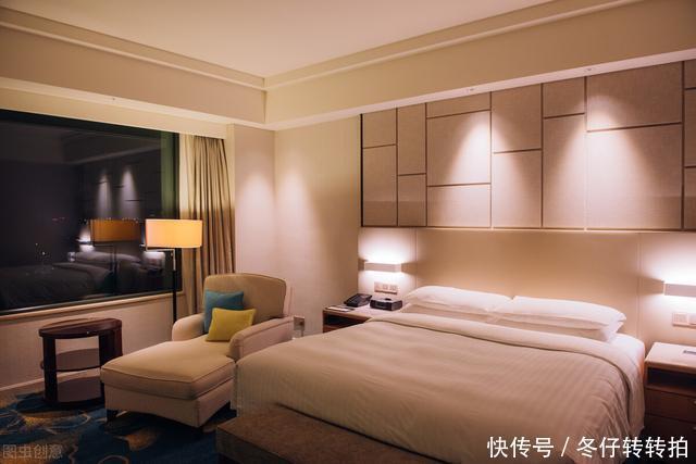 男子|男子与女友酒店发飙，结果床板被弄裂！前台：我也拦不住呀