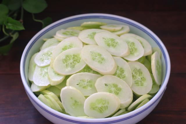  冷冻|夏天把黄瓜冷冻起来，留到冬天炒肉吃，特别香，我每年都做