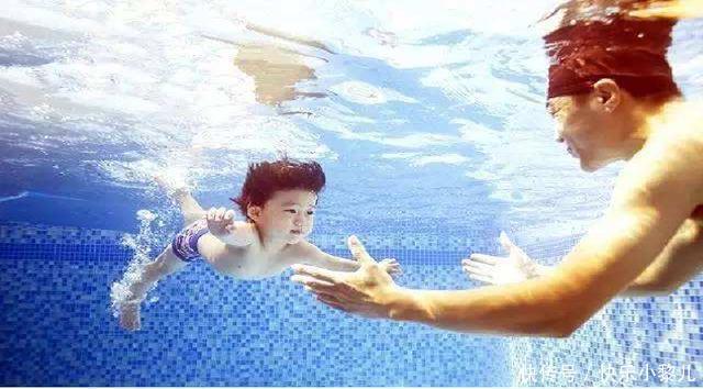 利于身体|小宝宝天生就会游泳,与生俱来的技能,为何长大就没了?