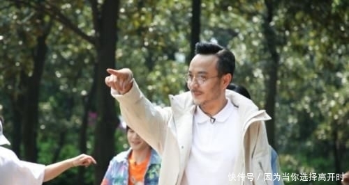 摸手|王一博回归天天兄弟变小孩,汪涵开车他在后座撒娇,摸手安抚太宠