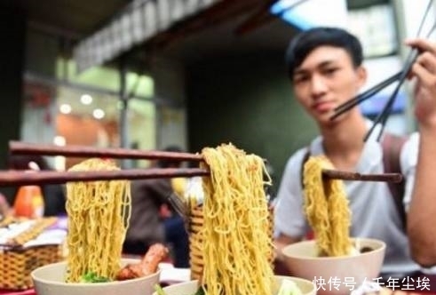 生意|一家面馆生意十分火爆,却不光是面好吃,主要是因“悬空”的筷子