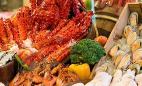 角落|去吃自助餐,服务员常把“3种”食物放“角落”,聪明人会去拿