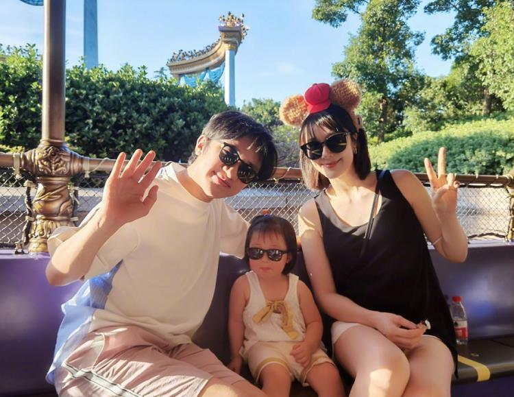 幽默|王祖蓝女儿太可爱了,说买菜口音跑调,这是要继承了爸爸的幽默?