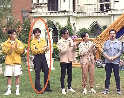  亮相|奔跑吧baby盛装亮相时，谁注意到蔡徐坤的反应素质不是装的