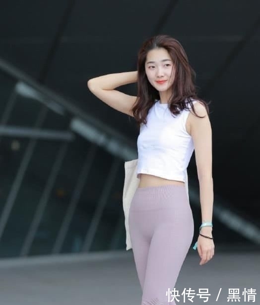  相守|街拍美女：漫漫长路，能够相守，是一种情分！