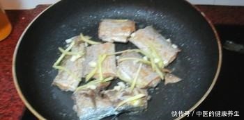 金黄|干煎带鱼不裹蛋液和淀粉,多加这一步,带鱼金黄酥脆不粘锅