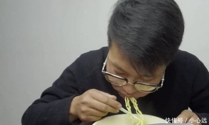 见识|见识下19块钱一桶的泡面 “超大”牛肉块, 最后男子把碗都舔干净了