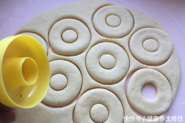 绵软|蔬菜也能做甜甜圈,绵软香甜,不油炸易消化,孩子一口气能吃仨