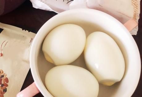 煮鸡蛋的小|煮鸡蛋时,别直接就下锅,老师傅分享3个小技巧,鸡蛋嫩滑易剥壳