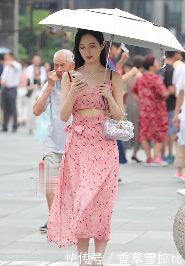 搭配|淡粉色的小裙子,搭配高跟小凉鞋,时尚又有气质