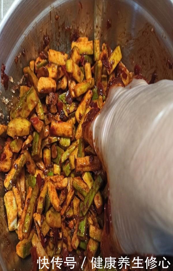 萝卜干|腌萝卜干,先腌还是先晒很多人弄错了,难怪萝卜干不脆,容易霉