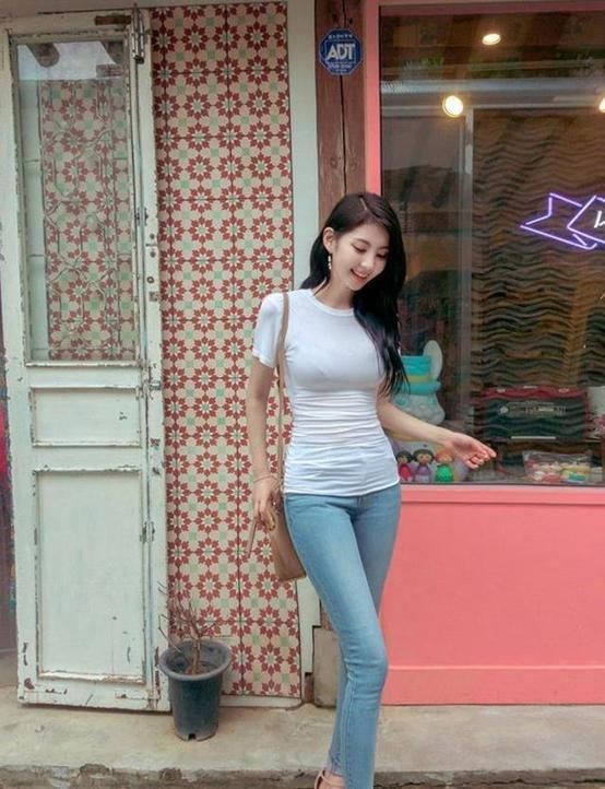 迷人|自信美才是真的美，身材曼妙，气质一览无余！