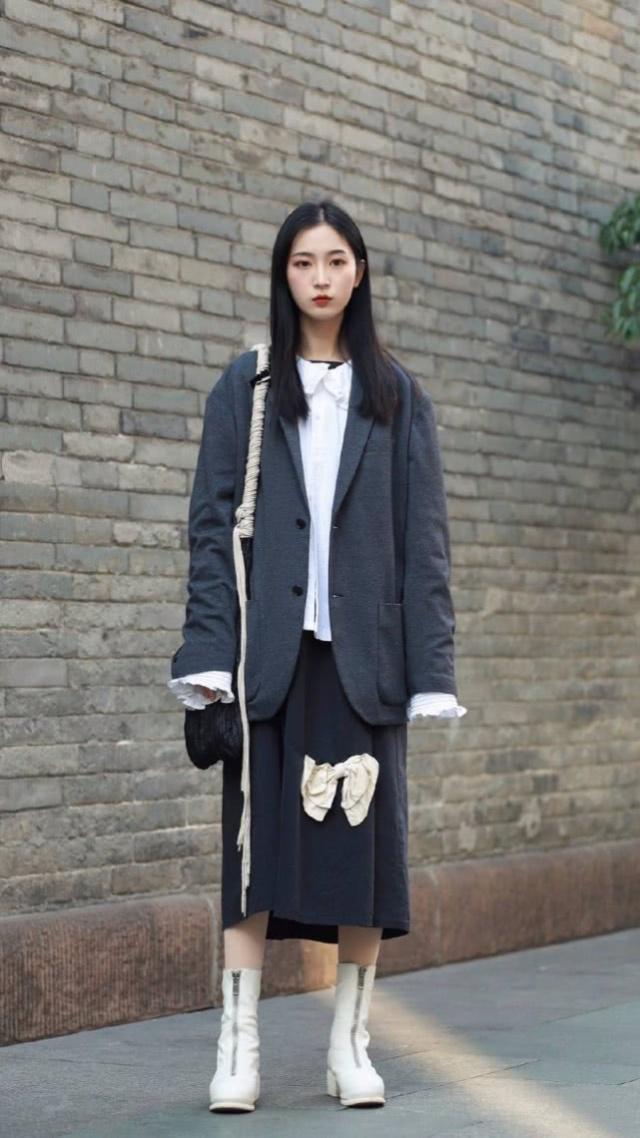 搭配|街拍:化了淡淡的妆的美女,蓝灰色的西装裙搭配,看起来帅气大方
