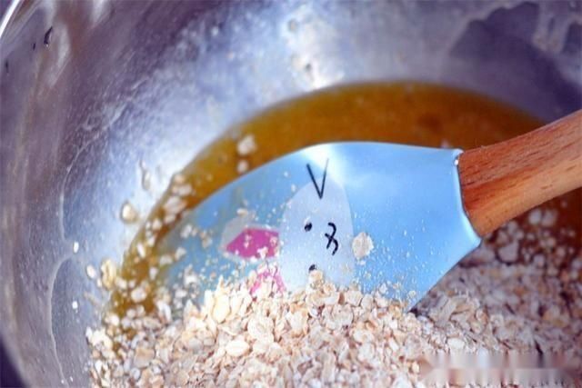  冲泡|麦片不仅能冲泡，放入两个鸡蛋做成饼，早餐吃它健康又美味