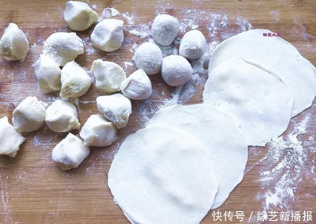 牛肉馅|跟着高级厨师做牛肉蒸饺,咬开皮儿满满都是汤汁儿,一吃就忘不了