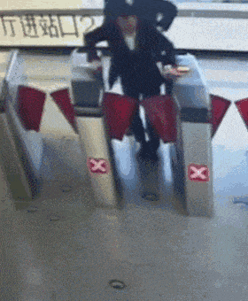 干净|搞笑GIF:擦地阿姨很认真,地真干净