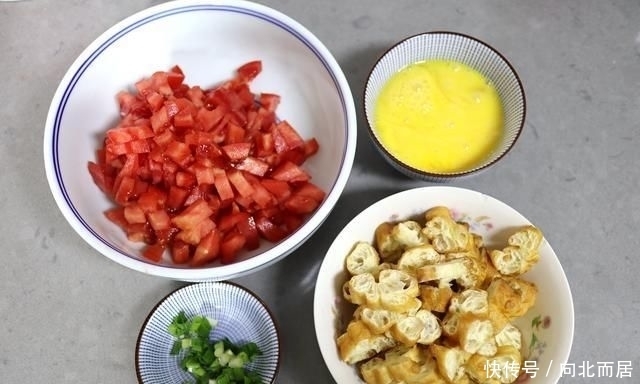  好吃|教你一个剩油条好吃的做法，酸溜开胃特省事，端上桌就差舔盆了