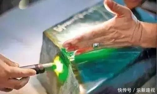  翡翠|缅商要价300万的翡翠原石，一刀切开高兴地跳起来！