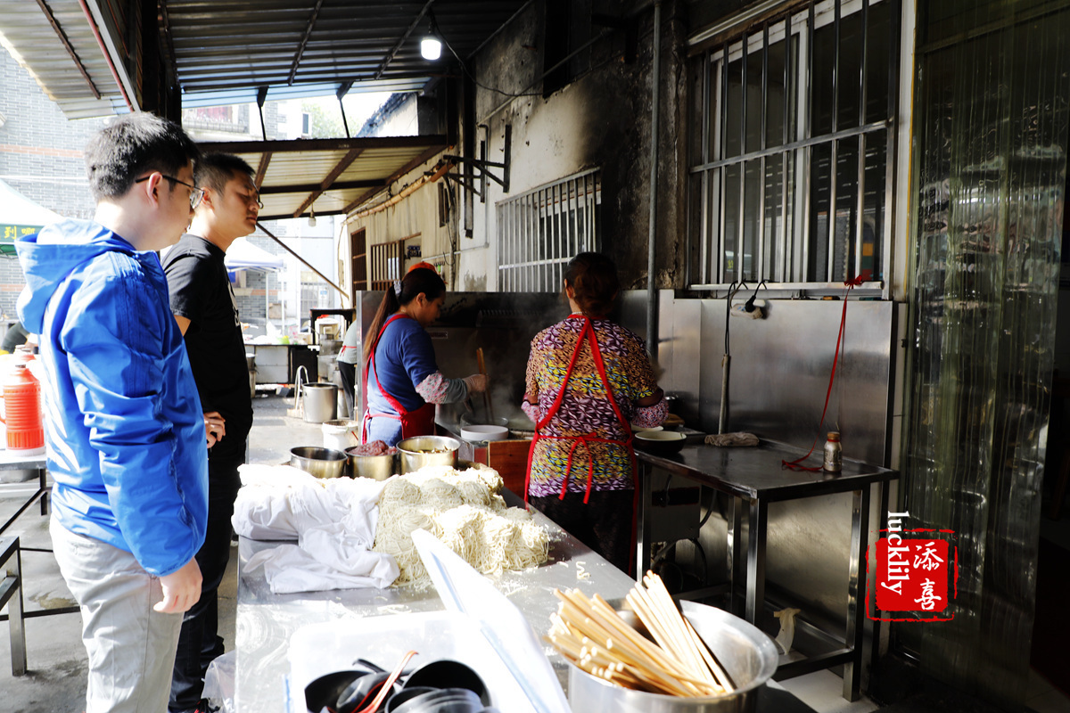 浇头|吃了这四家镇江代表性的网红面馆,基本就成了镇江锅盖面的全科生